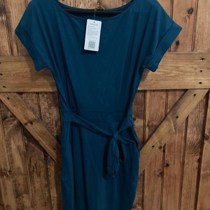 Beautiful basic crew neck belted short sleeve solid color dress